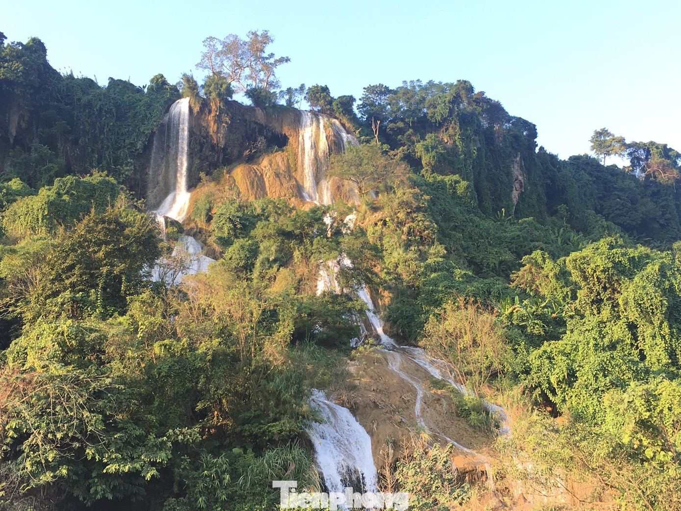 Cách cột mốc cây số 0 khoảng 30 km, thác Bồn (thuộc xóm Hồng Sơn, xã Tân Hợp, huyện Tân Kỳ, Nghệ An) là một trong những ngọn thác đẹp nhất xứ Nghệ.