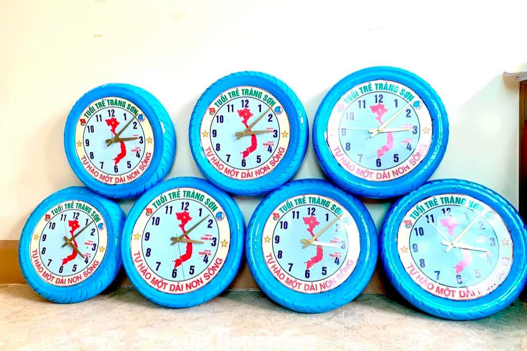 Chị Phan Thị Hương - Bí thư Đoàn xã Tràng Sơn, huyện Đô Lương, Nghệ An cho biết, hưởng ứng cuộc vận động “Tự hào một dải non sông”, đoàn xã lên ý tưởng biến những lốp xe cũ thành đồng hồ, bên trong gắn bản đồ Việt Nam để tặng cho nhà văn hóa 7 xóm trên địa bàn.