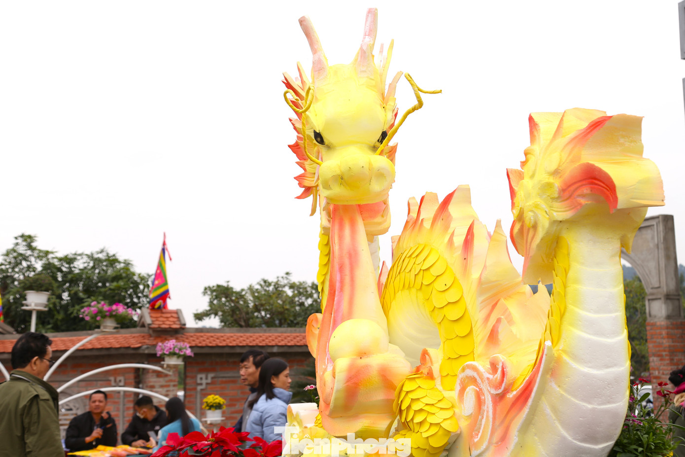 Long trao ngọc là biểu tượng của sự bắt đầu tươi mới và may mắn, như lời cầu chúc tới mọi người, mọi nhà đón một năm mới với nhiều may mắn, thuận lợi.