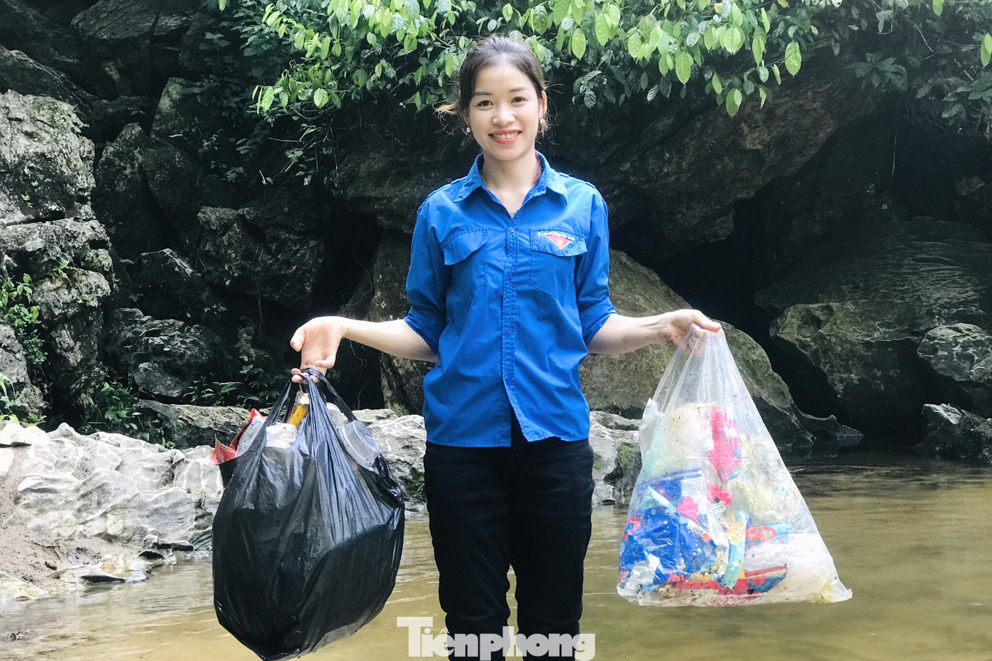 Rác sau khi được thu gom sẽ cho vào những túi nilong để mang đi vứt đúng nơi quy định.