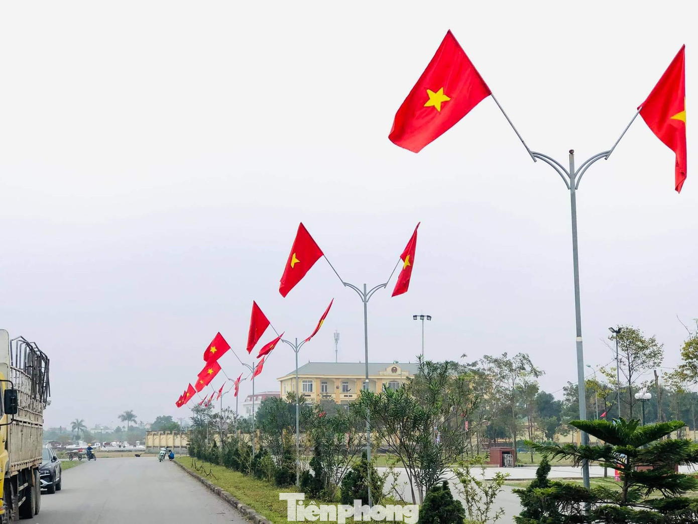 Những ngày này, nhiều tuyến đường ở Nghệ An được các bạn đoàn viên thanh niên trang hoàng rực rỡ cờ hoa, băng rôn, khẩu hiệu chào mừng ngày Tết độc lập. (Ảnh: TH)