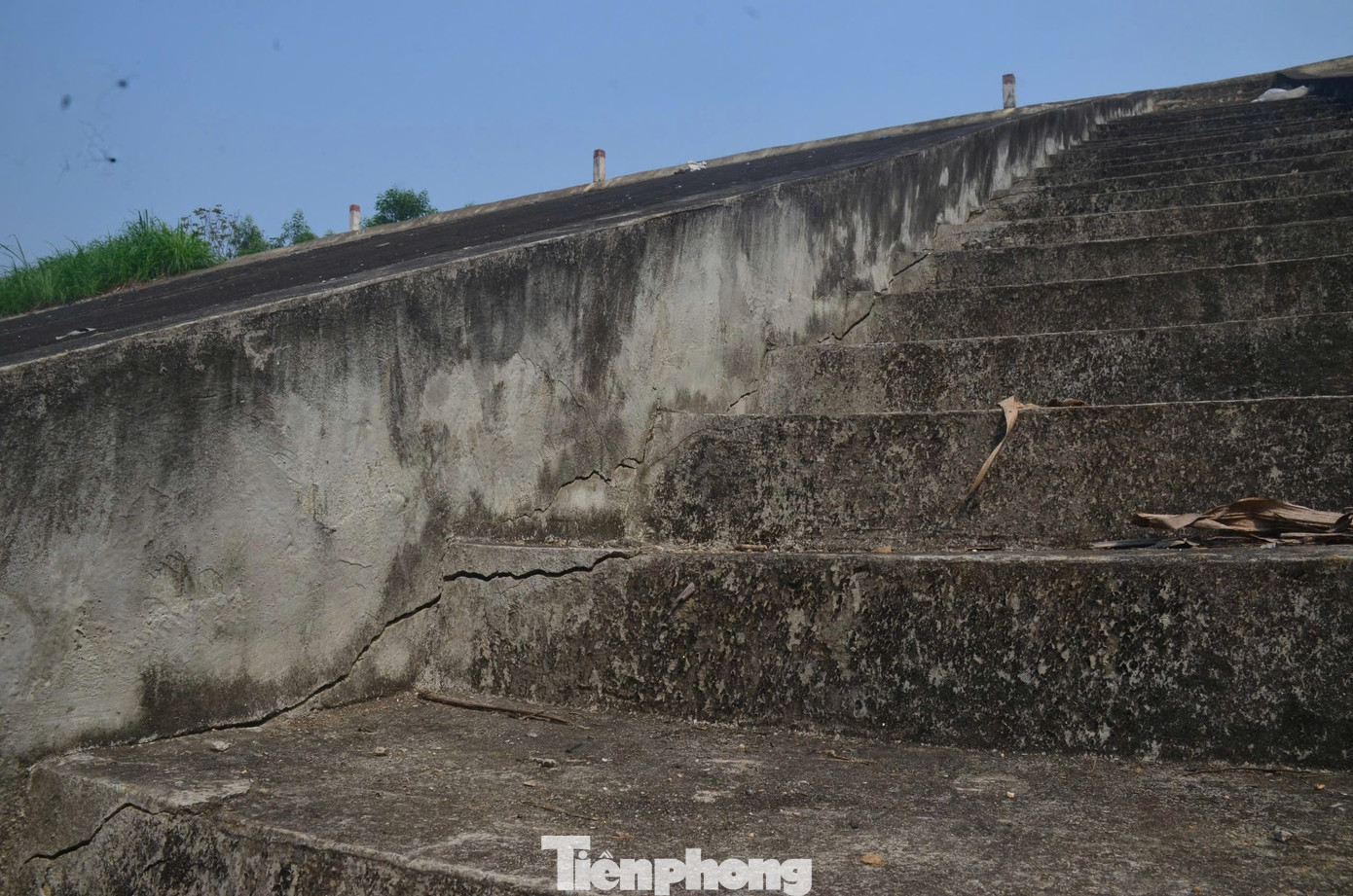 Những bậc thang lên xuống cống đã bị nứt, lún. Nhiều đoạn hở hàm ếch, có nguy cơ bị đổ vỡ khi mùa mưa lũ đến, nước dâng cao.