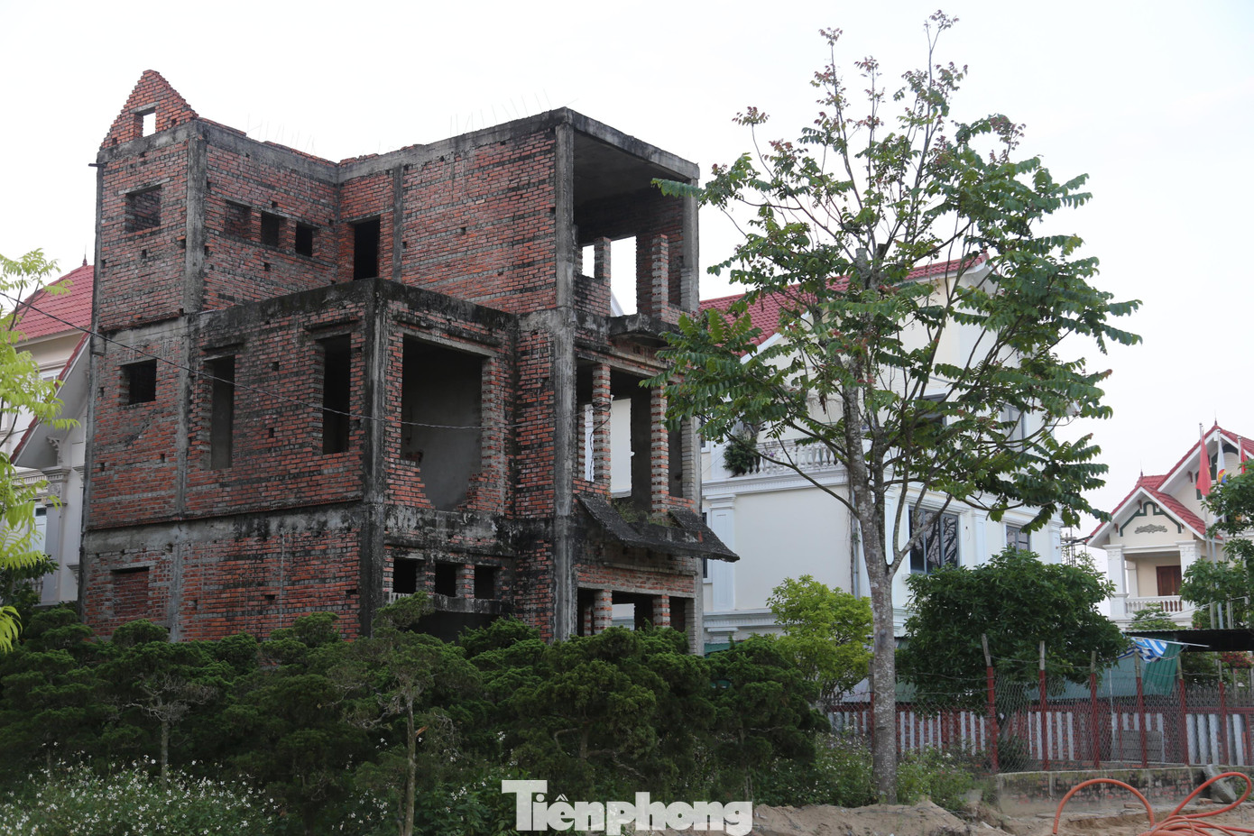 Ngoài những ngôi biệt thự đã được hoàn thiện và chuyển nhượng còn rất nhiều ngôi biệt thự hoang nằm xen kẽ nhau.