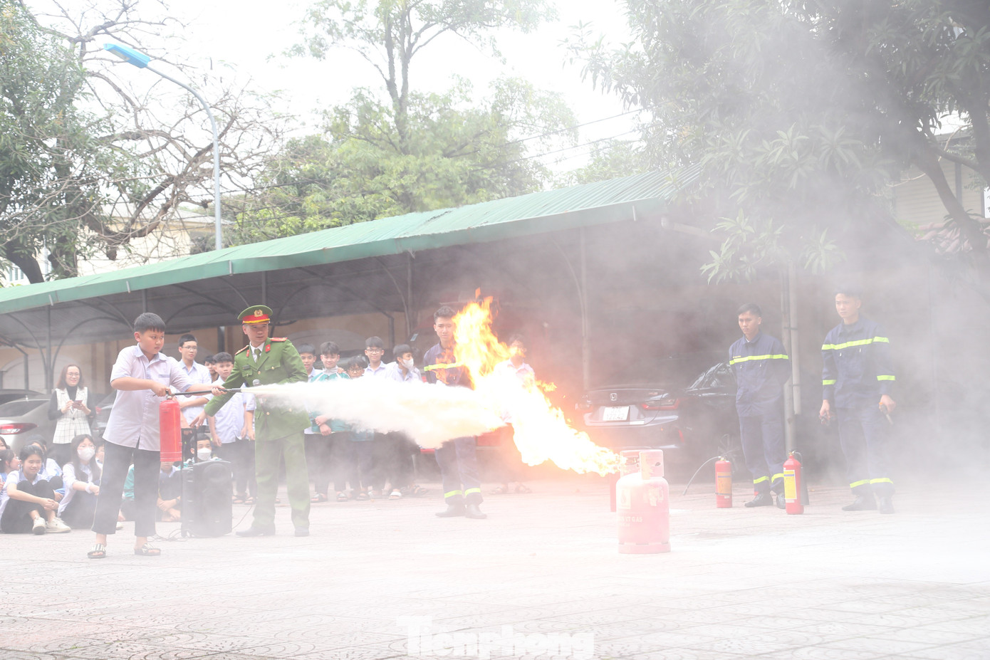 Học sinh được thực hành sử dụng bình chữa cháy xách tay dập tắt đám cháy do rò rỉ khí gas