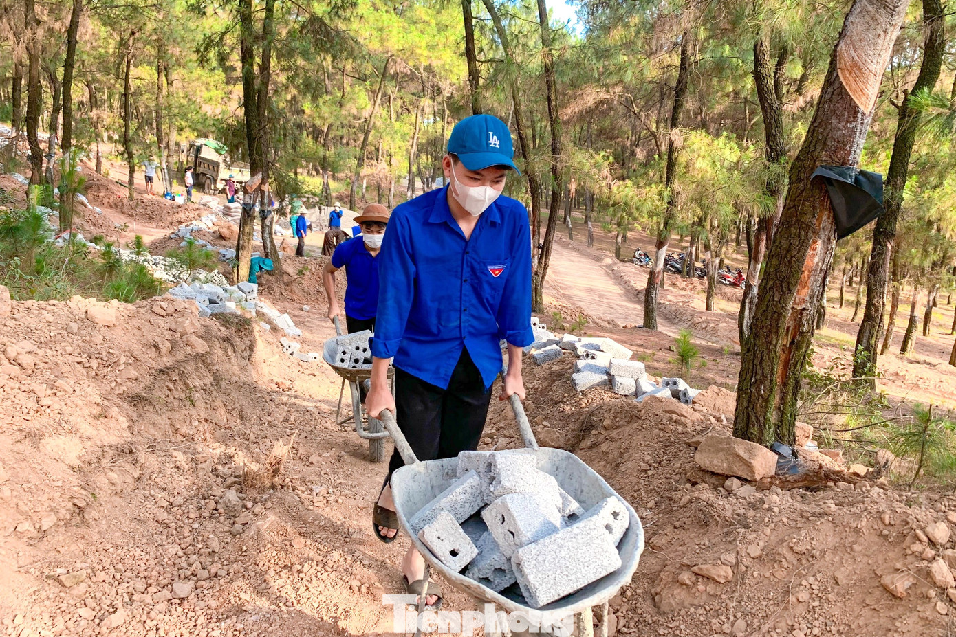 Quá trình vận chuyển các bạn trẻ có gặp khó khăn vì thời tiết nóng bức, con đường di chuyển dốc nên dễ mất sức.