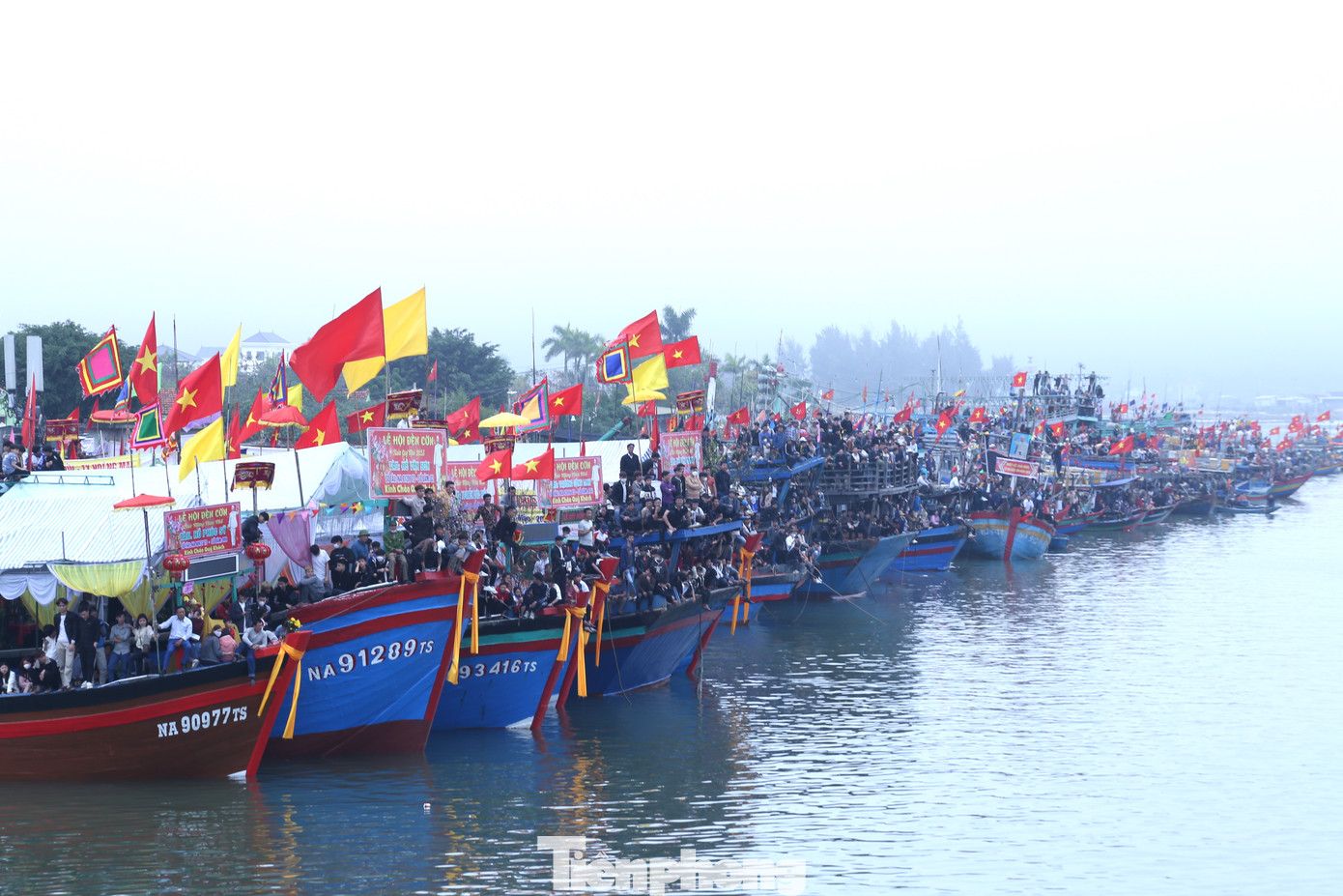 Trên các tàu thuyền đậu ở mép sông cũng ken kín người theo dõi, cổ vũ cuộc đua.