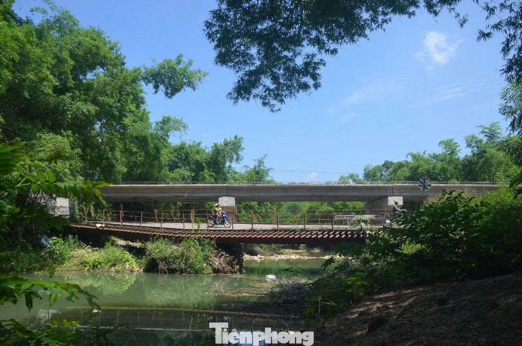 Cầu cứng Khe Đá ở xã Đồng Văn, huyện Tân Kỳ, Nghệ An đang được xây dựng mới. Thời gian qua, người dân nơi đây phải di chuyển bằng chiếc cầu tạm bên cạnh. Tuy nhiên, chiếc cầu tạm đã xuống cấp khiến người dân bất an, lo lắng mỗi khi lưu thông.