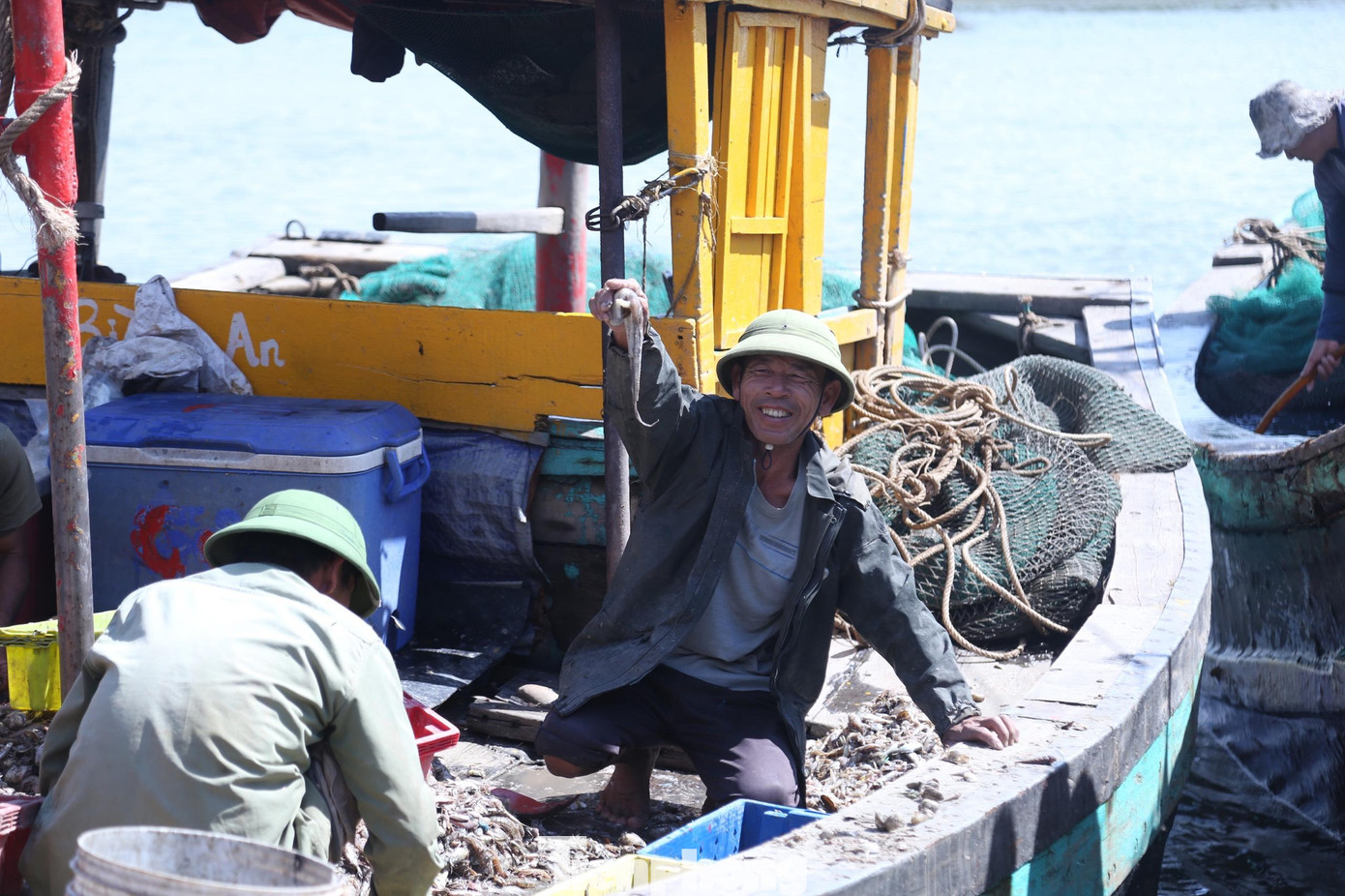 Ngư dân Lê Văn Nguyên (trú xã Diễn Ngọc) cho biết: “Nghề đi lộng (hay còn gọi là nghề đánh bắt gần bờ - PV) là nguồn thu nhập chính của gia đình. 12h đêm chúng tôi dong thuyền ra biển thả lưới đến trưa hôm sau thì cập cảng cá Lạch Vạn. Chuyến về bờ hôm nay, thuyền của tôi có 4 người đánh được khoảng 2 tạ hải sản các loại bán được 6 triệu đồng”.