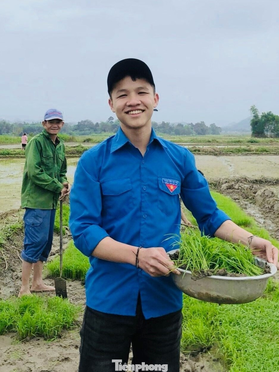 Đoàn viên thanh niên hỗ trợ từ việc nhổ mạ, rồi vận chuyển mạ đến ruộng và cấy lúa.
