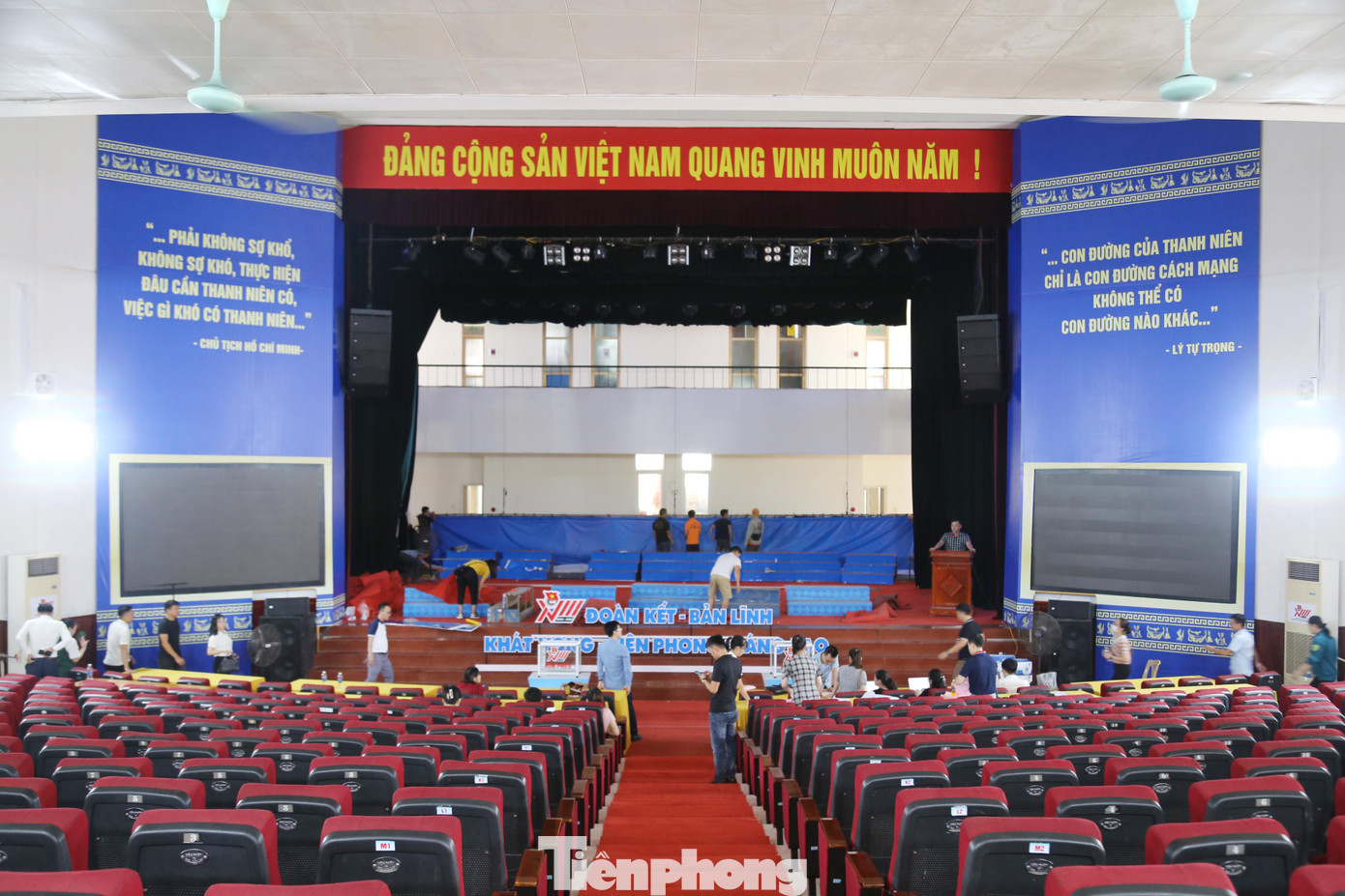 Bên trong hội trường, các bước hoàn thiện đang được triển khai.