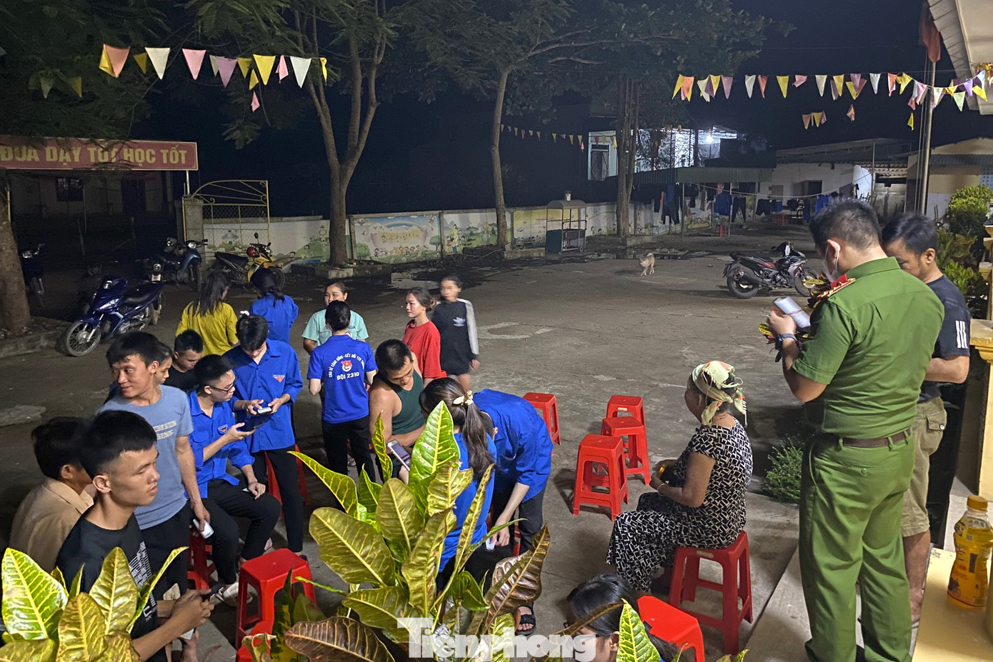 Cùng với lực lượng công an xã Châu Hạnh, hỗ trợ người dân đăng ký và kích hoạt tài khoản định danh điện tử. Cùng với lực lượng công an xã Châu Hạnh, hỗ trợ người dân đăng ký và kích hoạt tài khoản định danh điện tử.