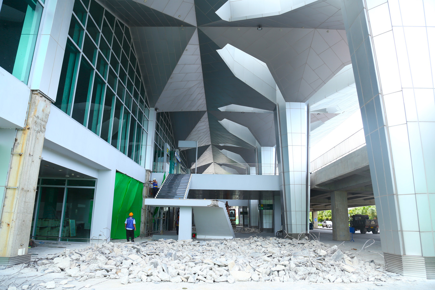 Hạng mục cải tạo, mở rộng nhà ga hành khách quốc nội đang được triển khai thi công. Hạng mục cải tạo, mở rộng nhà ga hành khách quốc nội đang được triển khai thi công.