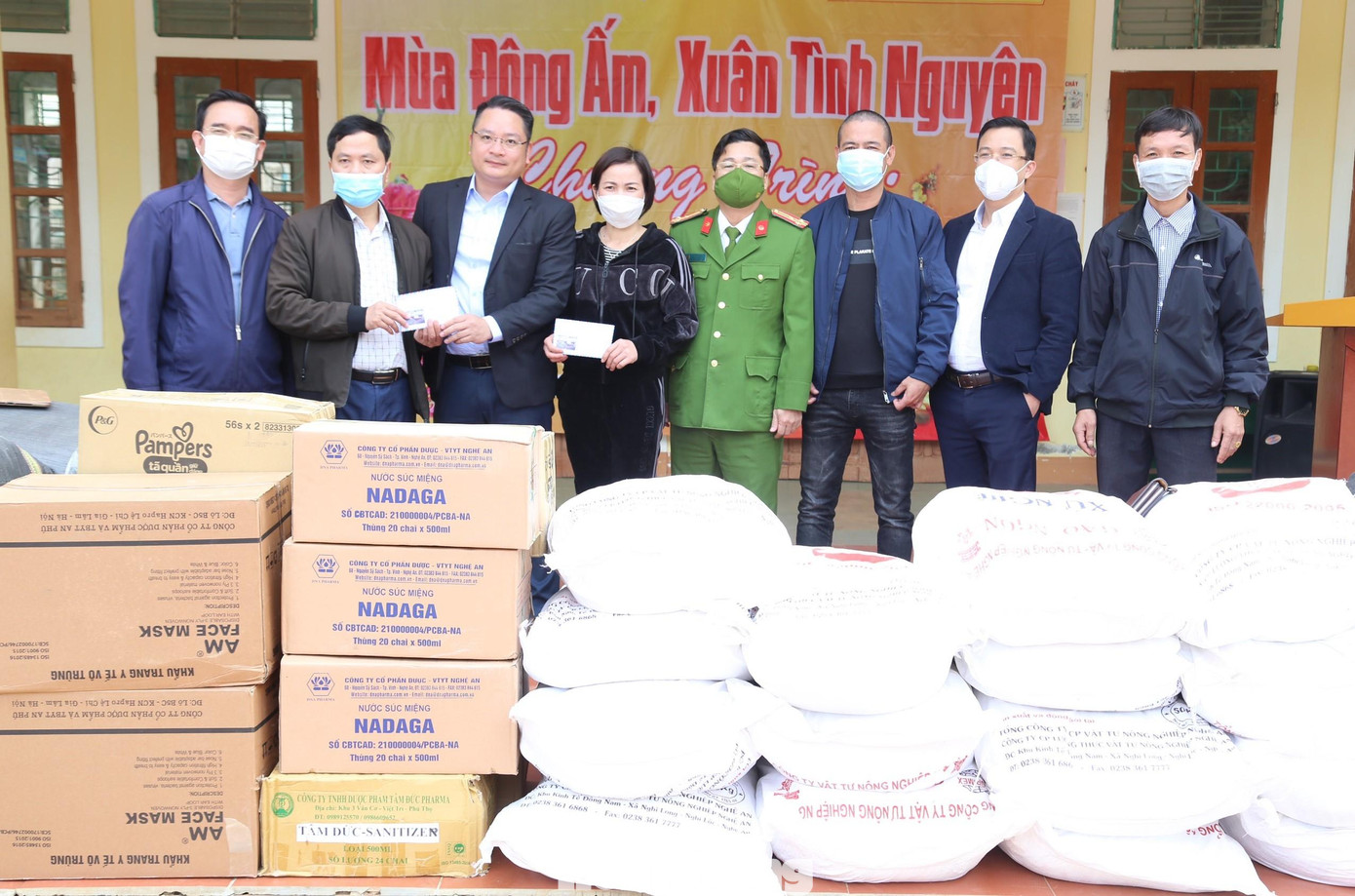 Dịp này, Đoàn đã trao tặng 1,6 tấn gạo cùng nhiều vật phẩm khác Dịp này, Đoàn đã trao tặng 1,6 tấn gạo cùng nhiều vật phẩm khác