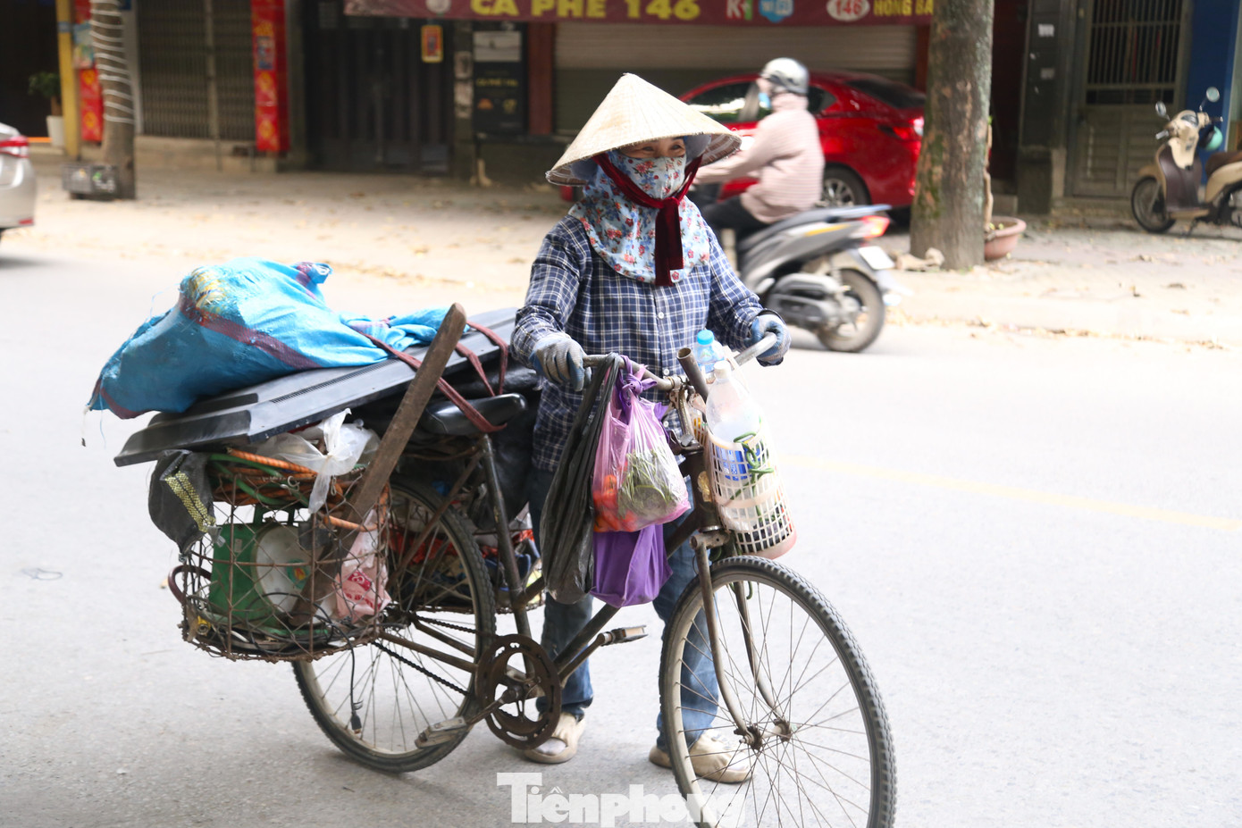 Cật lực đẩy số hàng vừa mua được, bà Lê Thị Hải (SN 1966) cho hay, không kể nắng mưa, ngày lễ, bà đều rong ruổi trên chiếc xe cà tàng đi mua ve chai. Cật lực mỗi tháng bà cũng kiếm được khoảng 4 triệu đồng, nên dù ngày lễ bà vẫn chăm chỉ đi làm.