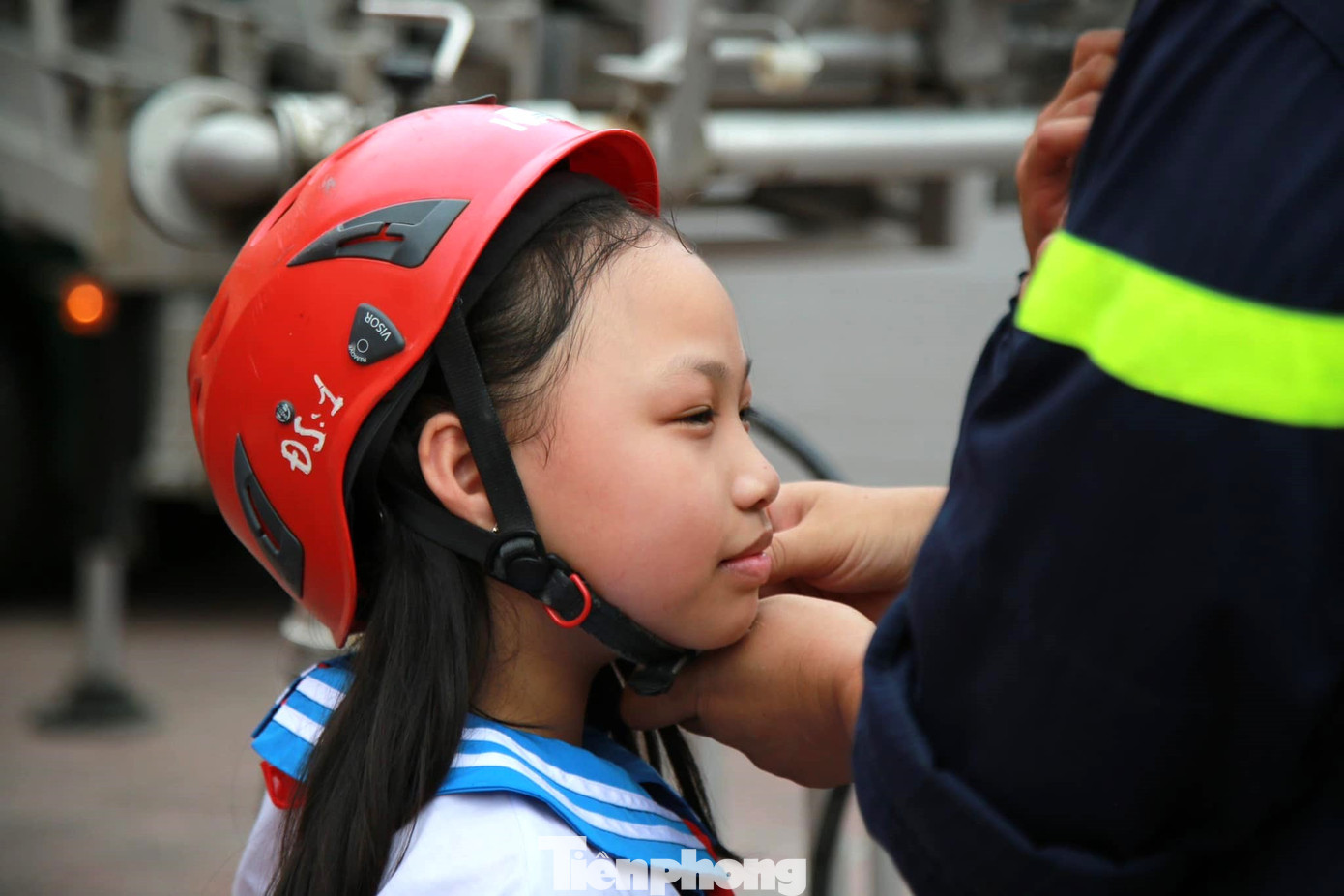 Học sinh đeo đồ bảo hộ trước khi tham gia trải nghiệm.