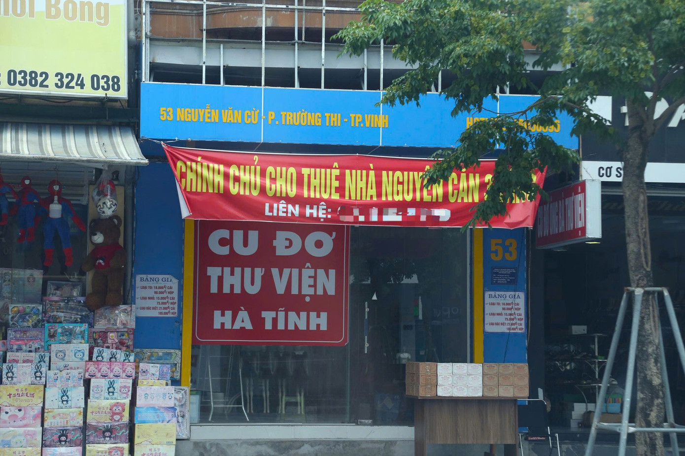 Dọc tuyến phố, nhiền biển “chính chủ cho thuê nhà" xuất hiện, khung cảnh vắng lặng.