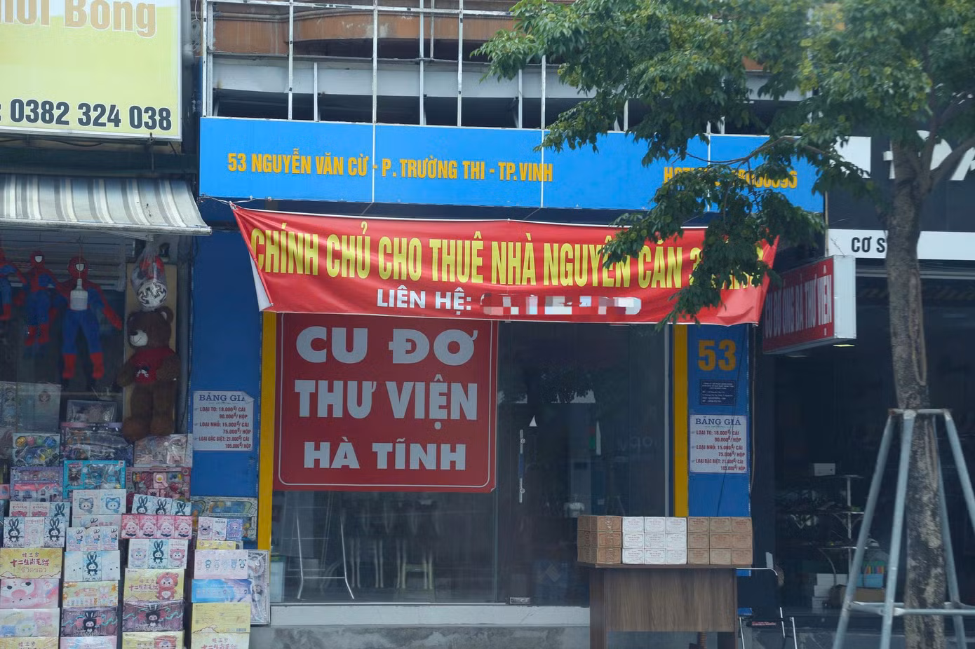 Dọc tuyến phố, nhiền biển “chính chủ cho thuê nhà" xuất hiện, khung cảnh vắng lặng.