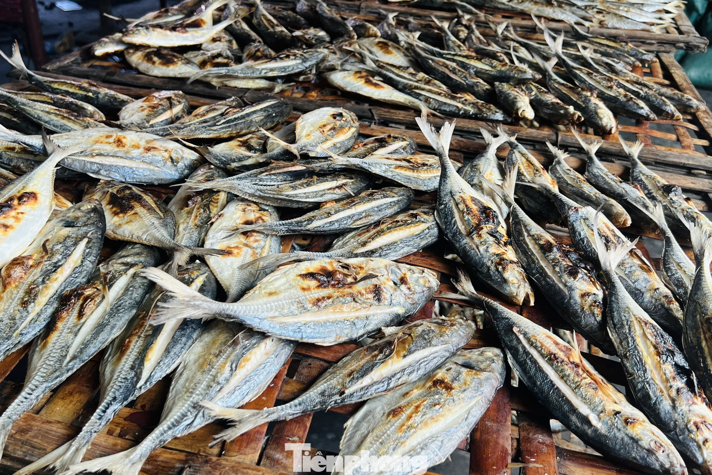 Ông Hoàng Thiên Long, Chủ tịch UBND xã Diễn Vạn cho biết: “Nghề nướng cá của làng có từ lâu rồi, nhưng khoảng 20 năm trở lại đây mới phát triển mạnh. Hiện có khoảng 30 hộ với hơn 200 lao động làm nghề. Địa phương đang làm đề án trình cấp trên xin được công nhận làng nghề để chuyển vào khu tập trung, đảm bảo môi trường và phát triển bền vững. Nếu được duyệt xây dựng khu tập trung, xã sẽ có cơ hội xây dựng khu nướng cá chuyên nghiệp hơn với các công đoạn bài bản và khoa học hơn”.