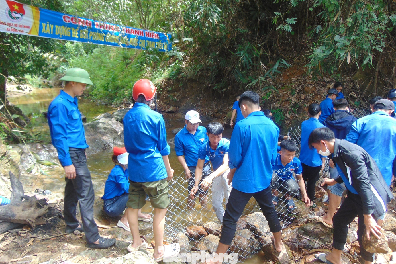 “Vào mỗi dịp hè về, do thời tiết nắng nóng kéo dài, các em thiếu nhi thường chọn các địa điểm gần sông, suối để vui chơi tắm mát mà không có sự quản lý sát sao của phụ huynh nên có thể dẫn đến những tai nạn đuối nước đáng tiếc. Chính vì vậy, chúng tôi đã hình thành ý tưởng ngăn dòng nước suối thành điểm dạy bơi an toàn. Đây cũng là hoạt động ý nghĩa hưởng ứng chiến dịch thanh niên tình nguyện Hè năm 2023”, anh Lữ Thành Long chia sẻ.