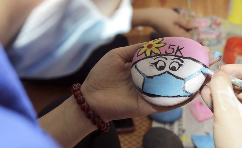 Chị Lô Thị Lan - Bí thư Đoàn thị trấn Thạch Giám cho biết: “Với mong muốn đóng góp một phần nào công tác phòng chống dịch COVID-19 trên địa bàn, chúng tôi đã lên ý tưởng vẽ tranh trên đá suối và nhận được nhiều ý kiến tích cực. Các sản phẩm này có thể sử dụng để chắn giấy, tài liệu hoặc dùng để trang trí trên bàn làm việc, trên kệ, tủ trong phòng làm việc tại cơ quan, phòng đọc sách của các gia đình... Toàn bộ số tiền thu được từ hoạt động này sẽ được chuyển vào quỹ phòng, chống dịch COVID-19”.