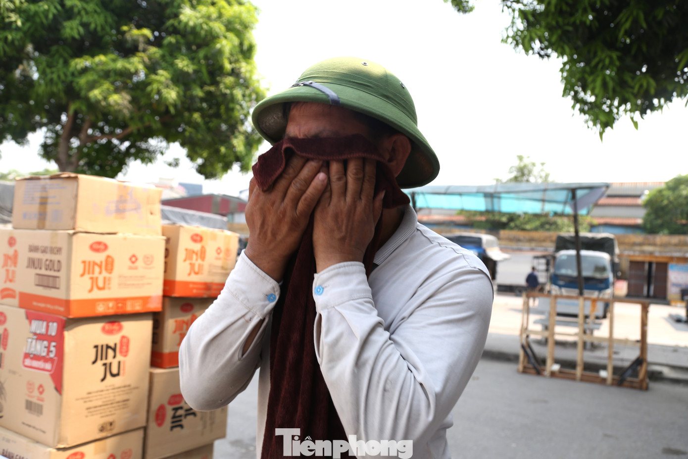 Người lao động phải gồng mình tìm mọi cách để chống chọi với thời tiết khắc nghiệt.