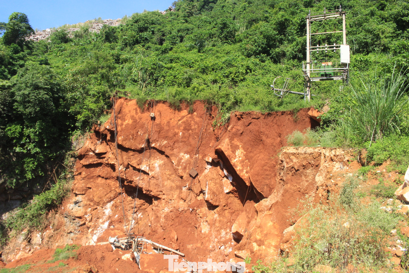 Một trạm điện hạ thế khác nằm sát sự cố sạt lở Một trạm điện hạ thế khác nằm sát sự cố sạt lở