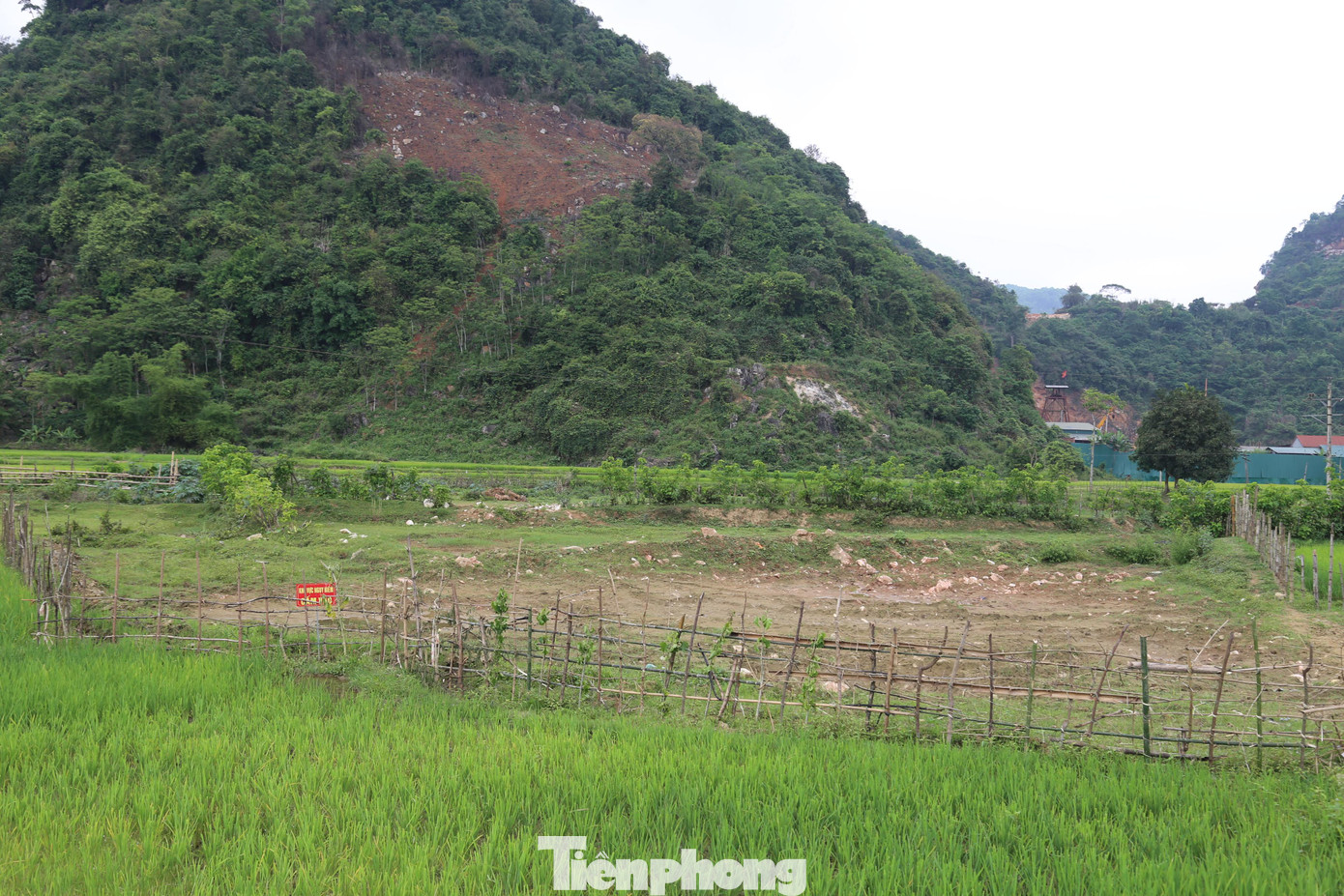 Một điểm sụt lún được xã làm rào chắn, đặt biển cảnh báo người dân