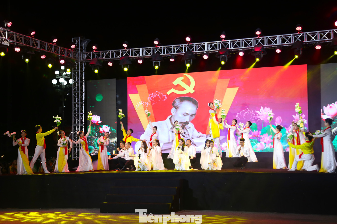 Liên tiếp các ngày 16 và 17/5, tại Trung tâm Nghệ thuật truyền thống tỉnh Nghệ An đã diễn ra Liên hoan tiếng hát Làng Sen năm 2024, với sự tham gia sôi nổi, hào hứng của gần 600 diễn viên, nghệ nhân đến từ 20 đoàn nghệ thuật quần chúng huyện, thành, thị. Tổng kết Liên hoan Tiếng hát Làng Sen tỉnh Nghệ An năm 2024, ban tổ chức đã lựa chọn được 20 giải tập thể gồm 2 giải Nhất, 5 giải Nhì và 13 giải Ba. 55 giải tiết mục, gồm 15 Huy chương Vàng, 20 Huy chương Bạc và 20 Huy chương Đồng.