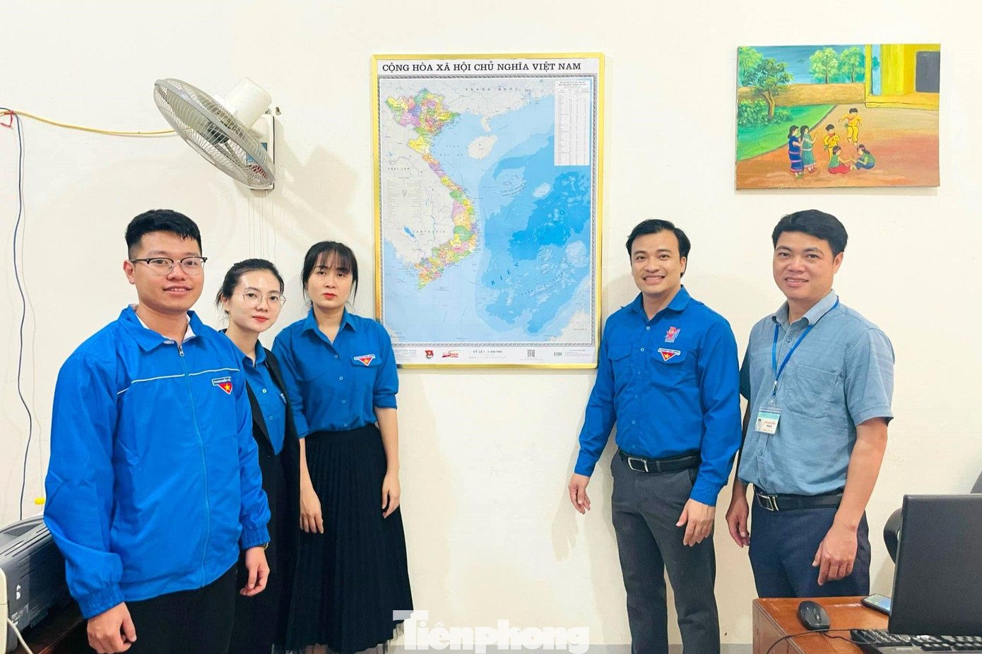 Treo bản đồ Việt Nam tại phòng làm việc.