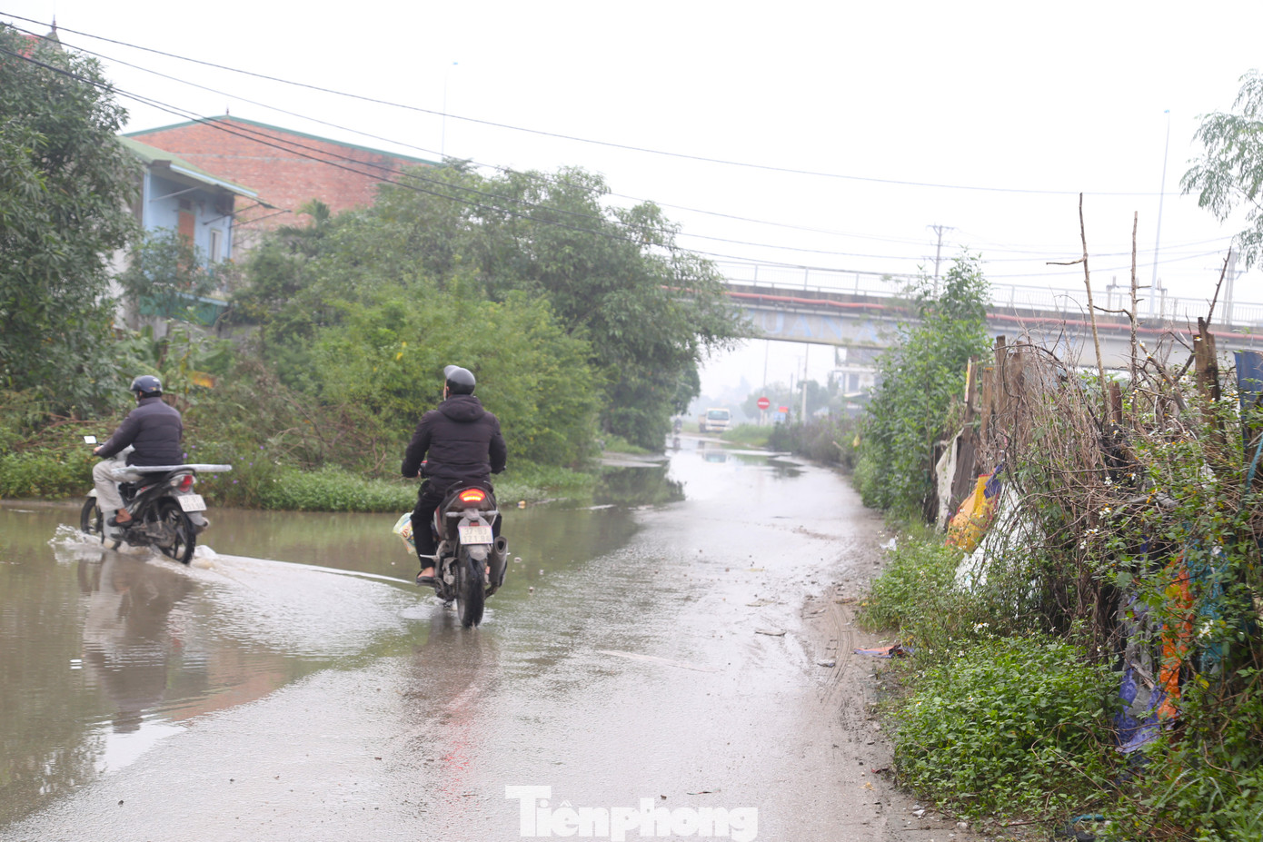 Do triển khai kéo dài, tháng 10/2023, tổng mức đầu tư của tuyến đường Lê Ninh đã được UBND TP Vinh điều chỉnh lên gần 137 tỷ đồng. Đại diện Ban Quản lý đầu tư và xây dựng TP Vinh, cho biết, dự án đường Lê Ninh kéo dài do chưa giải phóng được mặt bằng, khó xác định nguồn gốc đất của các hộ dân và nguồn vốn bố trí chậm nên việc nâng cấp, mở rộng tuyến đường bị chậm. Hiện, thành phố đang đẩy nhanh tiến độ giải phóng mặt bằng để thực hiện dự án.