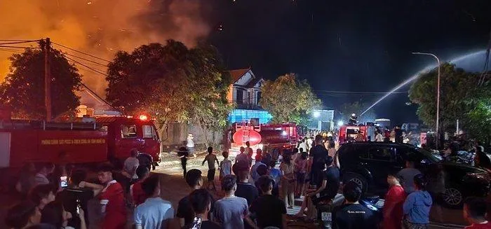 Cảnh sát và người dân có mặt tại hiện trường để di dời tài sản Cảnh sát và người dân có mặt tại hiện trường để di dời tài sản