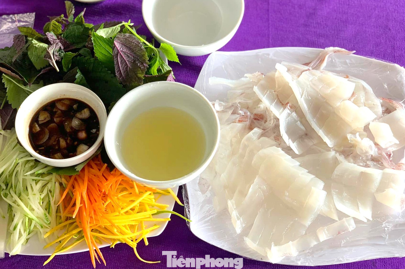 Mực nháy ngon nhất là vừa đánh bắt được đưa vào bờ, rửa sạch để nguyên con đem luộc, hấp bia, hoặc ăn gỏi.