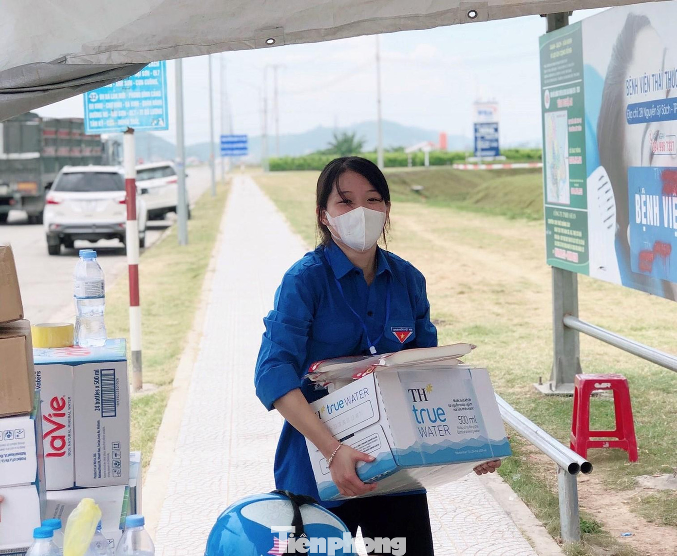 Các "bóng hồng" kiêm luôn cả việc bưng bê nặng nhọc