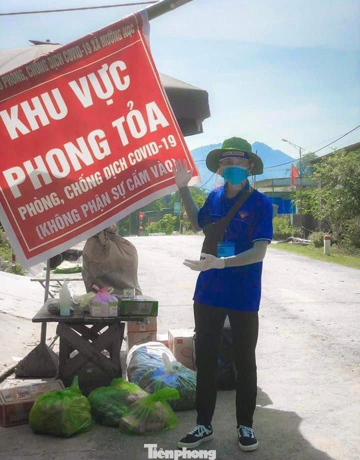Khi giao hàng, các thành viên trong đội sẽ đặt trước cửa nhà, gọi người dân ra lấy để tránh tiếp xúc gần. Do đơn hàng quá tải, Đội luôn phải nhắc nhở bà con chỉ nên đăng ký mua những mặt hàng thiết yếu.