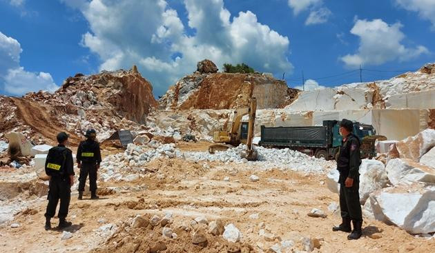 Hiện trường vụ khai thác đá trái phép ở huyện Quỳ Hợp, Nghệ An Hiện trường vụ khai thác đá trái phép ở huyện Quỳ Hợp, Nghệ An
