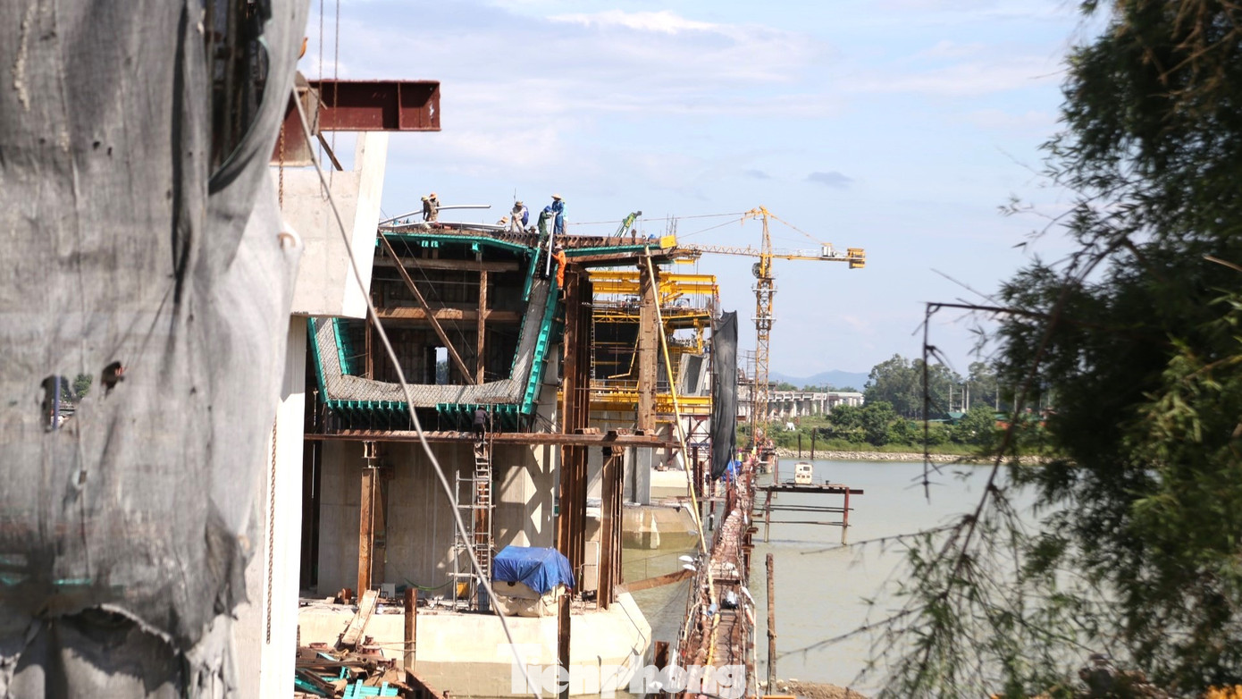 Cầu Hưng Đức đã cơ bản xong các hạng mục: Khoan cọc nhồi, bệ trụ, thân trụ, mố. Ngoài ra, các nhà thầu đã thi công được 64/79 xà mũ trụ (đạt 81%), đúc được 249 phiến (47%) và đã lao lắp được 175 phiến trên tổng số 532 phiến dầm SPT. Đã thi công xong bản mặt cầu của 8/76 nhịp dầm SPT. Đối với các nhịp đúc hẫng, thi công được 37/257 khối đúc của dầm liên tục. Dự kiến trong năm nay sẽ hoàn thiện hoàn toàn công tác bê tông của cầu.