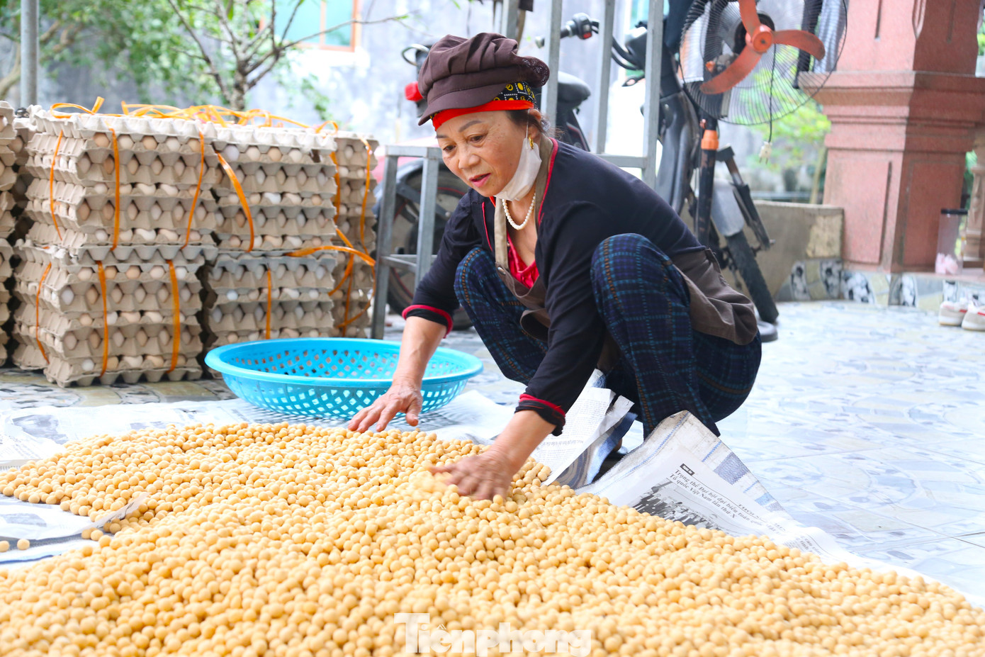 Bánh cà Làng Nam (xã Hưng Tân, huyện Hưng Nguyên, Nghệ An) có từ bao giờ, chẳng ai nhớ nữa. Những người già nhất ở đây chỉ biết khi mình sinh ra và lớn lên đã được thưởng thức thứ quà dân dã này. Đời sống khấm khá, bánh cà trở thành món ăn truyền thống của các gia đình. Dần dần, bánh cà Làng Nam được nhiều người biết đến và đặt mua, trở thành thứ hàng hóa cho thu nhập khá đối với các hộ dân nơi đây. Cuối năm 2020, Làng Nam được UBND tỉnh Nghệ An công nhận là làng nghề sản xuất bánh cà. Bánh cà Làng Nam (xã Hưng Tân, huyện Hưng Nguyên, Nghệ An) có từ bao giờ, chẳng ai nhớ nữa. Những người già nhất ở đây chỉ biết khi mình sinh ra và lớn lên đã được thưởng thức thứ quà dân dã này. Đời sống khấm khá, bánh cà trở thành món ăn truyền thống của các gia đình. Dần dần, bánh cà Làng Nam được nhiều người biết đến và đặt mua, trở thành thứ hàng hóa cho thu nhập khá đối với các hộ dân nơi đây. Cuối năm 2020, Làng Nam được UBND tỉnh Nghệ An công nhận là làng nghề sản xuất bánh cà.