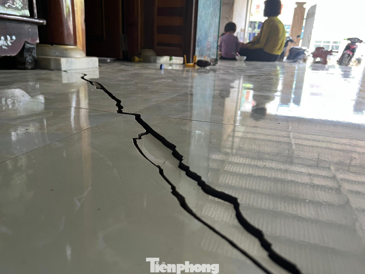 Hàng trăm hộ dân ở xã Châu Hồng xuất hiện sụt lún, nứt tường, nền nhà Hàng trăm hộ dân ở xã Châu Hồng xuất hiện sụt lún, nứt tường, nền nhà