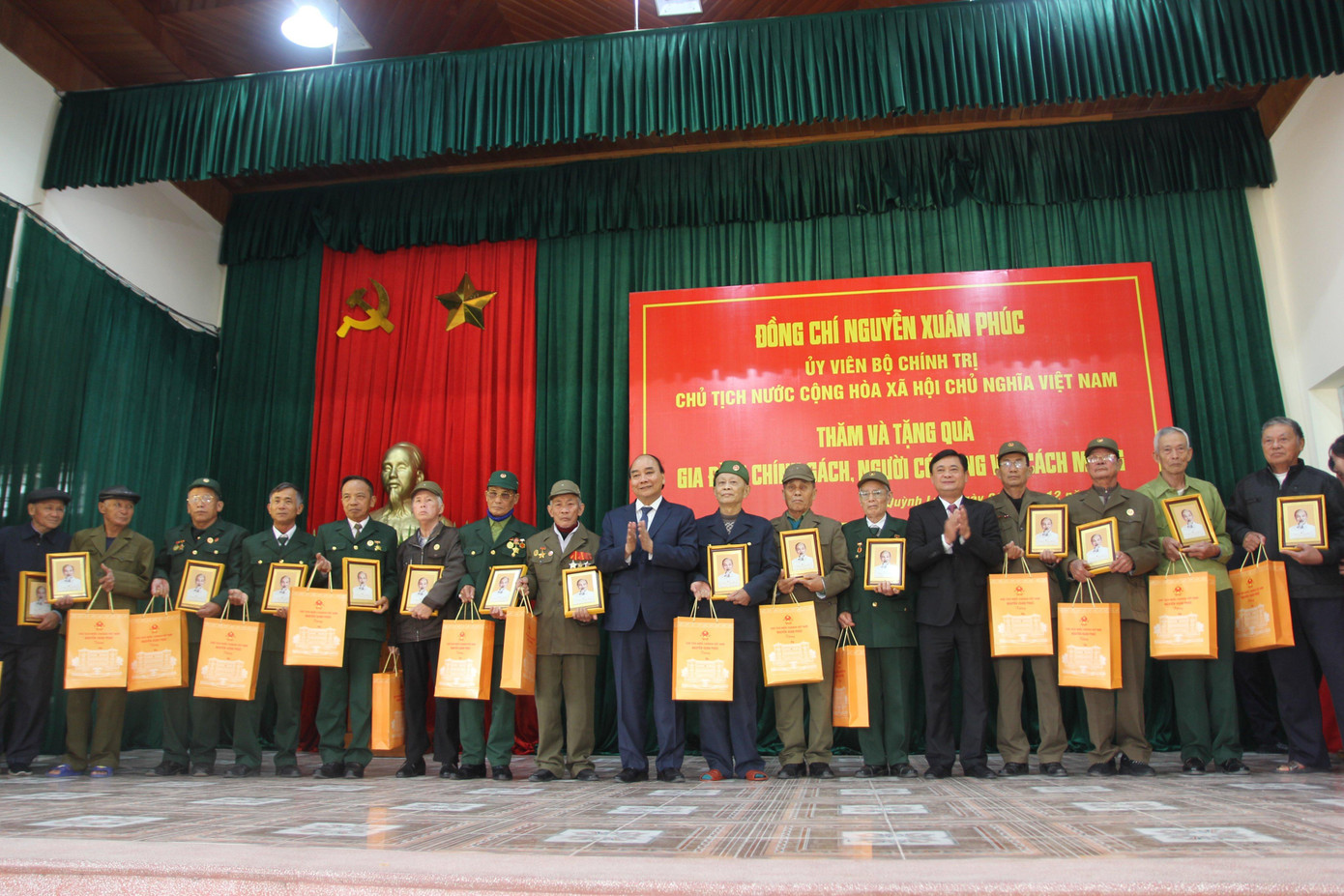 Chủ tịch nước Nguyễn Xuân Phúc và Bí thư Tỉnh ủy Nghệ An Thái Thanh Quý tặng quà các gia đình chính sách tại xã Quỳnh Đôi Chủ tịch nước Nguyễn Xuân Phúc và Bí thư Tỉnh ủy Nghệ An Thái Thanh Quý tặng quà các gia đình chính sách tại xã Quỳnh Đôi