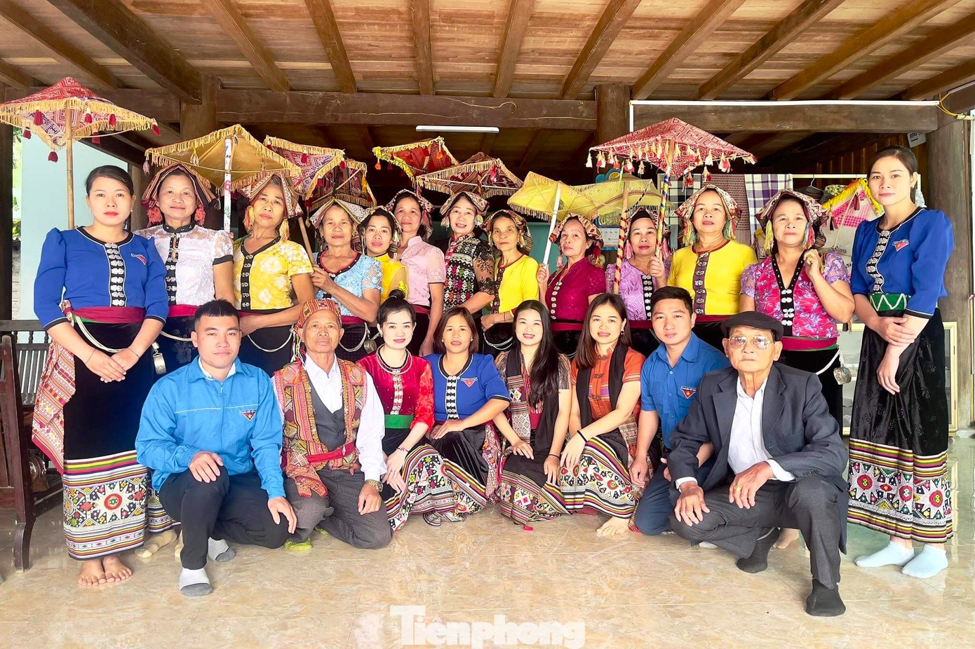 Anh Mùi cùng đoàn viên thanh niên trong một hoạt động trải nghiệm nhằm bảo tồn văn hóa dân tộc Thái.