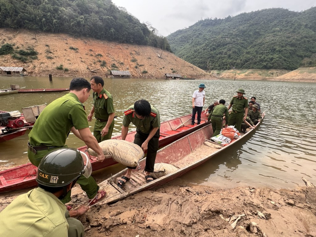 Tại huyện miền núi Tương Dương, lực lượng công an phải dùng thuyền để vận chuyển cát xây dựng.