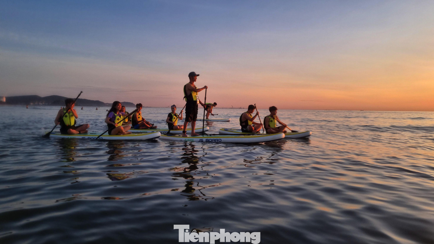 Chèo SUP khá giống với các dạng chèo thuyền khác, nhưng thú vị và thu hút hơn là có thể đứng hay ngồi tùy ý. Người chơi sẽ tập ngồi và chèo trên ván, sau đó là tư thế quỳ và cuối cùng là đứng thăng bằng trên ván để chèo. Một kỹ thuật quan trọng đó là cần giữ thăng bằng tốt. Đồng thời, phải xem dòng nước và hướng gió để có cách chỉnh mái chèo và hướng chèo phù hợp.