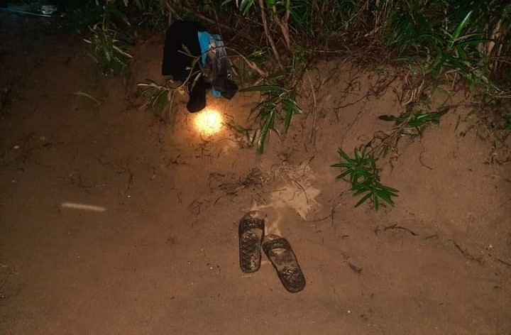 Dép và quần áo của các em trên mép sông Dép và quần áo của các em trên mép sông