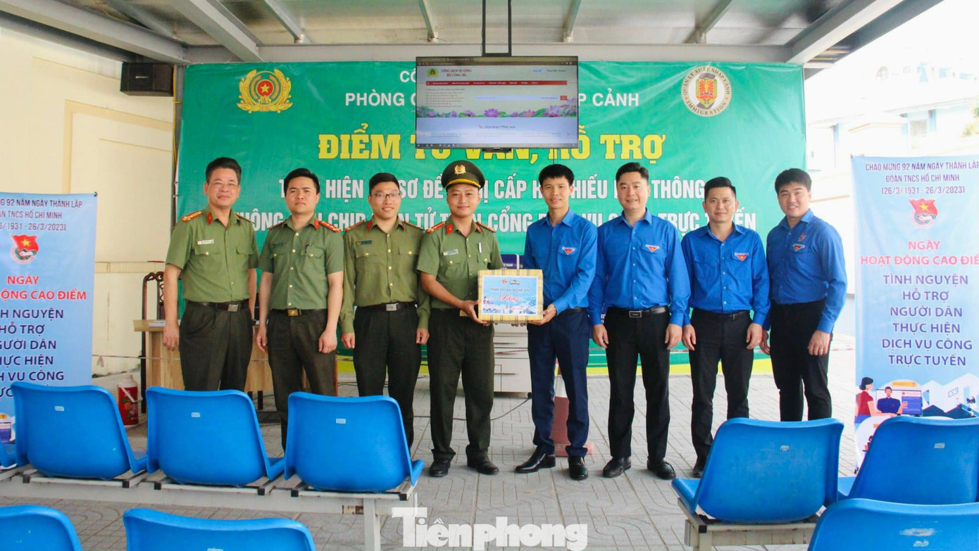 Nhằm tăng cường công tác chuyển đổi số và tuyên truyền thực hiện các nhiệm vụ Đề án 06 của Chính phủ, Đoàn Thanh niên Công an tỉnh Nghệ An đã thành lập Đội hình Thanh niên xung kích, hướng dẫn, hỗ trợ người dân đăng ký, kích hoạt tài khoản định danh điện tử; làm hộ chiếu online, tham gia chiến dịch số hóa dữ liệu cư trú… Trong ảnh, Ban Thường vụ Tỉnh Đoàn Nghệ An thăm, tặng quà cho đoàn thanh niên Công an tỉnh Nghệ An trong ngày hoạt động cao điểm Tình nguyện hỗ trợ người dân thực hiện dịch vụ công trực tuyến.