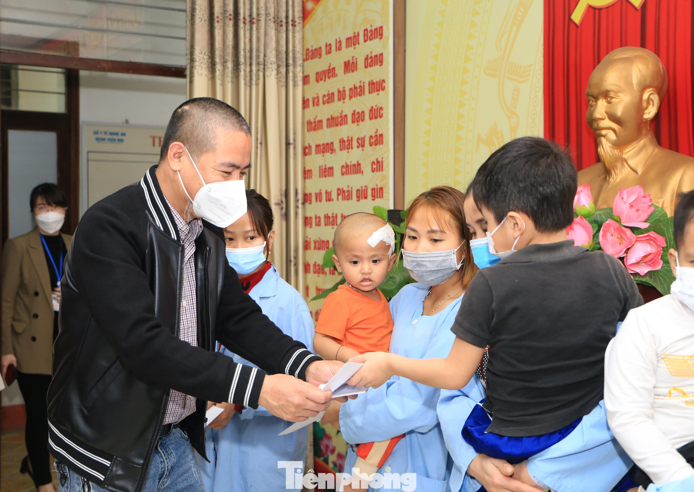 Nhà báo Trần Quang Long - Trưởng đại diện báo Tiền Phong tại Nghệ An, trao quà của nhà tài trợ cho các bệnh nhân.