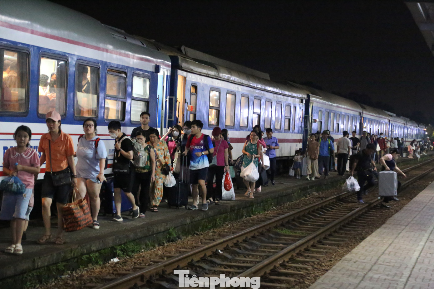 Tối 26/4, ghi nhận tại ga Vinh (TP Vinh, Nghệ An), lượng khách xuống tàu tăng cao. Ước tính số khách lên, xuống tàu trong ngày là khoảng 2.500 khách, tăng gấp 4-5 lần so với ngày thường.