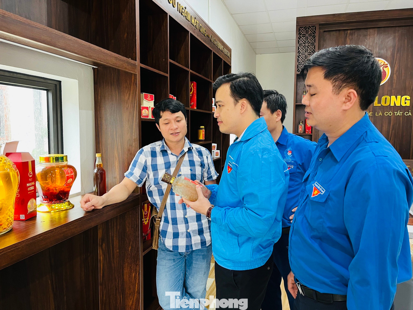 Anh Tình cho biết, trong năm 2022, doanh thu ước đạt 11 tỷ đồng, sau khi trừ các chi phí cho lợi nhuận hơn 1 tỷ đồng. Anh Tình cho biết, trong năm 2022, doanh thu ước đạt 11 tỷ đồng, sau khi trừ các chi phí cho lợi nhuận hơn 1 tỷ đồng.