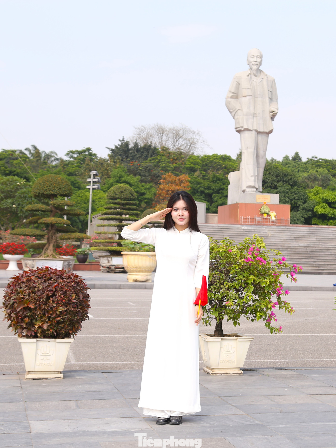 Hướng về ngày lễ trọng đại, thiêng liêng của đất nước, các bạn trẻ đã đến Quảng trường Hồ Chí Minh để lưu giữ lại những khoảnh khắc đáng nhớ.