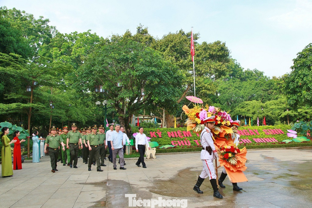 Đoàn đại biểu Bộ Công an và tỉnh Nghệ An dâng hoa, dâng hương tưởng niệm Chủ tịch Hồ Chí Minh tại Khu di tích Quốc gia đặc biệt Kim Liên. Đoàn đại biểu Bộ Công an và tỉnh Nghệ An dâng hoa, dâng hương tưởng niệm Chủ tịch Hồ Chí Minh tại Khu di tích Quốc gia đặc biệt Kim Liên.