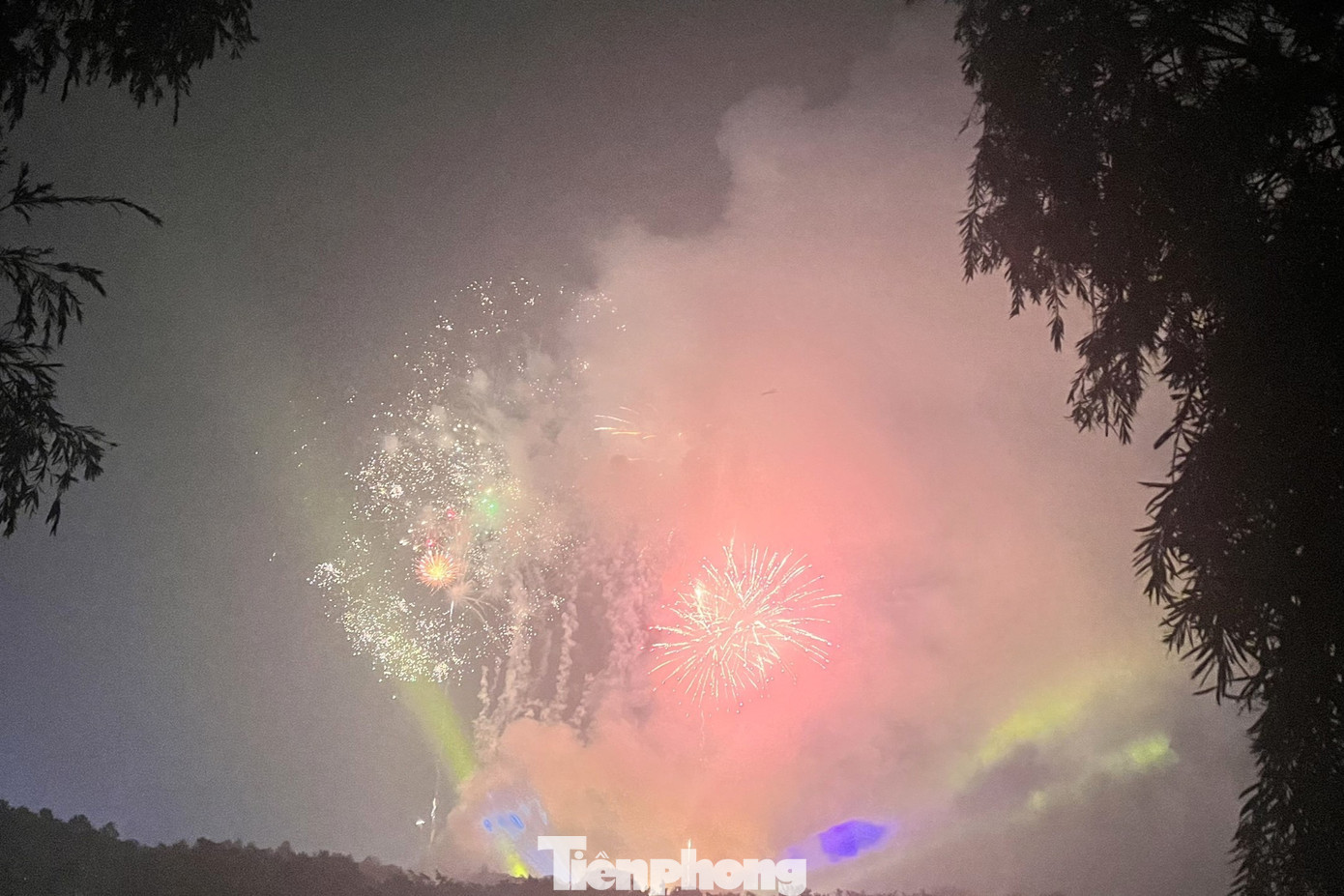 Màn bắn pháo hoa nghệ thuật kéo dài 15 phút chào đón năm mới 2024 vào thời khắc giao thừa.